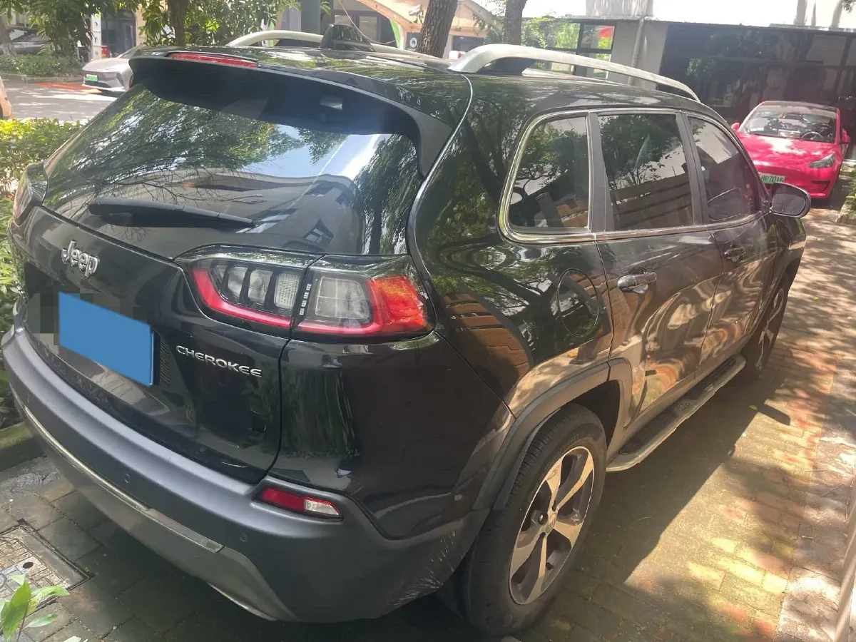 2019 Jeep Cherokee 2.0T 265HP L4 9AT,autocango,china used car exporter,china ev exporter,chinese used car exporter,chinese used ev exporter