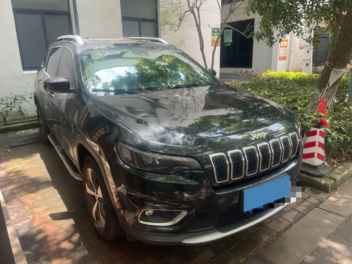 2019 Jeep Cherokee 2.0T 265HP L4 9AT,autocango,china used car exporter,china ev exporter,chinese used car exporter,chinese used ev exporter