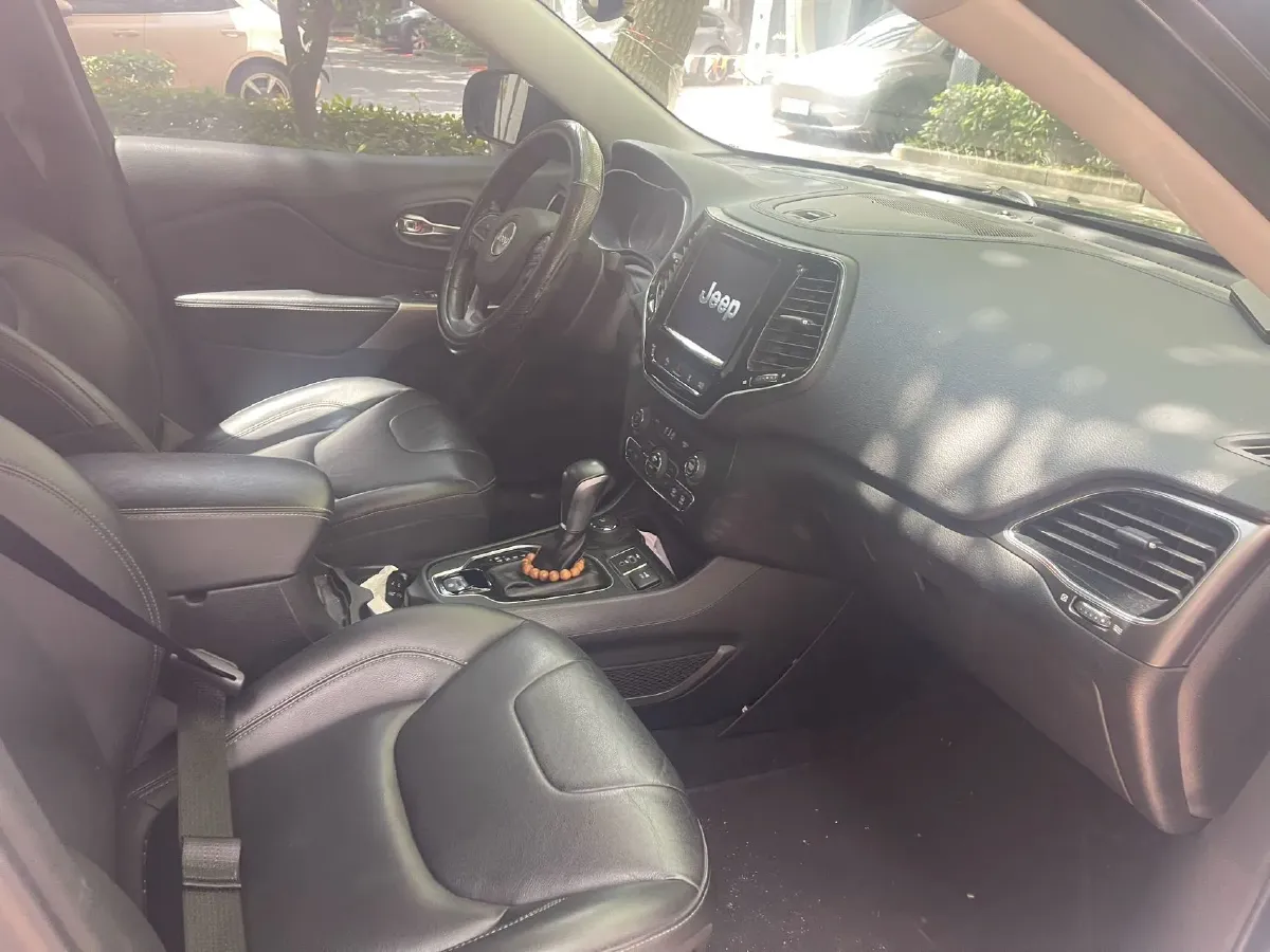2019 Jeep Cherokee 2.0T 265HP L4 9AT,autocango,china used car exporter,china ev exporter,chinese used car exporter,chinese used ev exporter