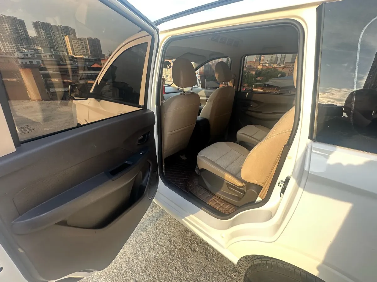 2019 WuLing HongGuang V 1.5L 105HP L4 5MT,autocango,china used car exporter,china ev exporter,chinese used car exporter,chinese used ev exporter