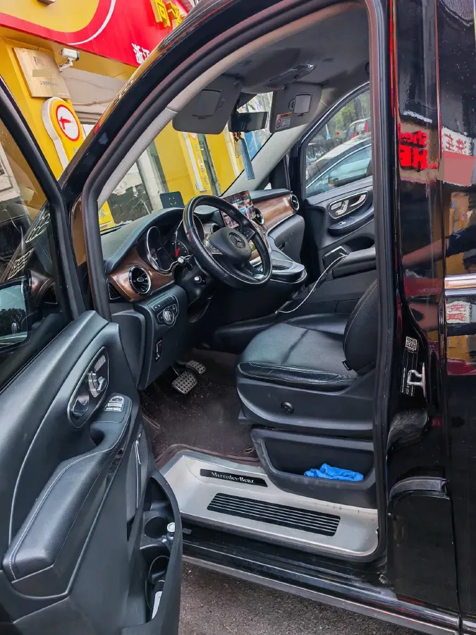 2022 Mercedes-Benz V Class 2.0T 211HP L4 9AT,autocango,china used car exporter,china ev exporter,chinese used car exporter,chinese used ev exporter