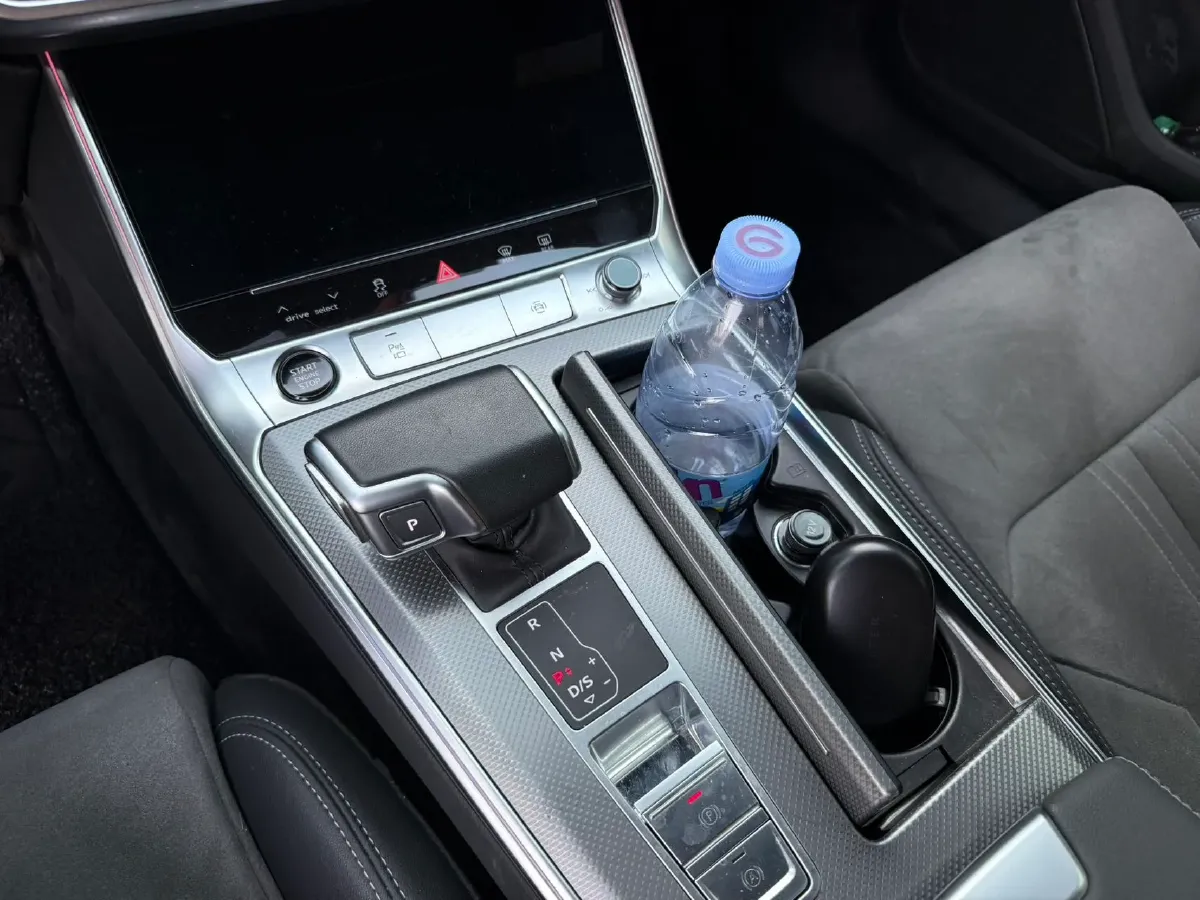 2024 Audi A6L 2.0T 190HP L4 7DCT,autocango,china used car exporter,china ev exporter,chinese used car exporter,chinese used ev exporter