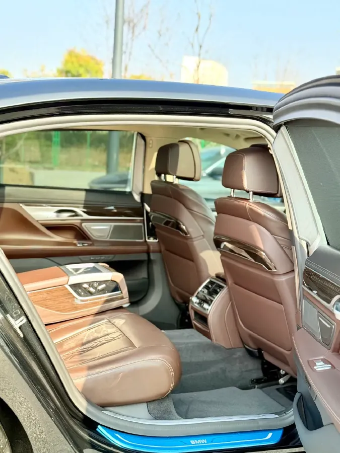 2021 BMW 7 Series 2.0T 265HP L4 8AT,autocango,china used car exporter,china ev exporter,chinese used car exporter,chinese used ev exporter