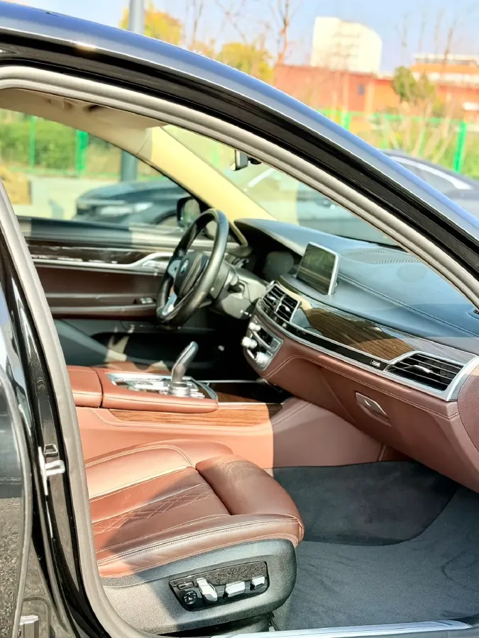 2021 BMW 7 Series 2.0T 265HP L4 8AT,autocango,china used car exporter,china ev exporter,chinese used car exporter,chinese used ev exporter