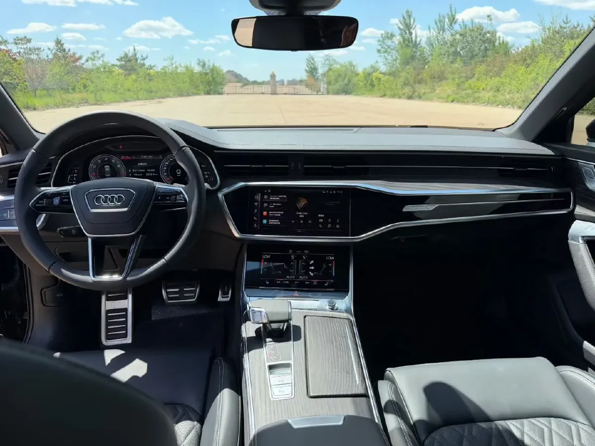 2025 Audi A6L 2.0T 245HP L4 7DCT,autocango,china used car exporter,china ev exporter,chinese used car exporter,chinese used ev exporter