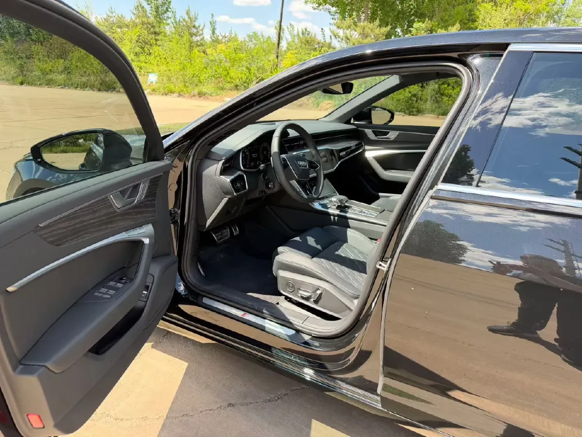 2025 Audi A6L 2.0T 245HP L4 7DCT,autocango,china used car exporter,china ev exporter,chinese used car exporter,chinese used ev exporter