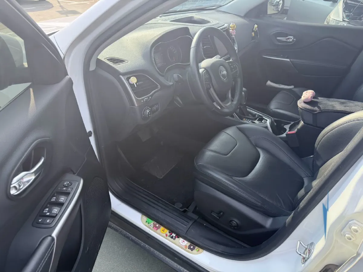 2019 Jeep Cherokee 2.0T 234HP L4 9AT,autocango,china used car exporter,china ev exporter,chinese used car exporter,chinese used ev exporter