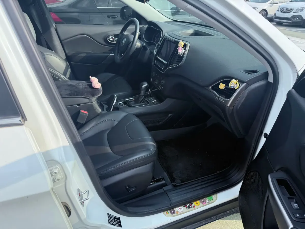2019 Jeep Cherokee 2.0T 234HP L4 9AT,autocango,china used car exporter,china ev exporter,chinese used car exporter,chinese used ev exporter
