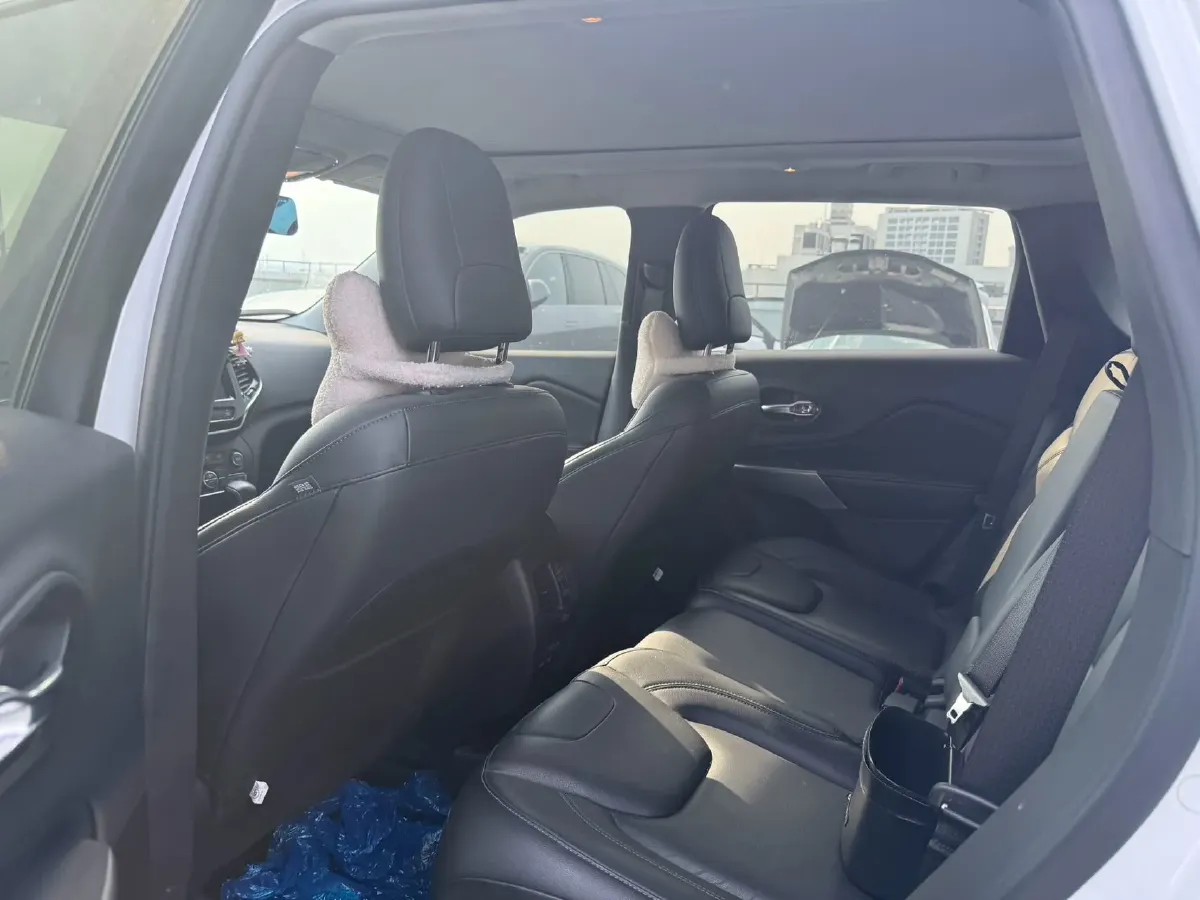 2019 Jeep Cherokee 2.0T 234HP L4 9AT,autocango,china used car exporter,china ev exporter,chinese used car exporter,chinese used ev exporter