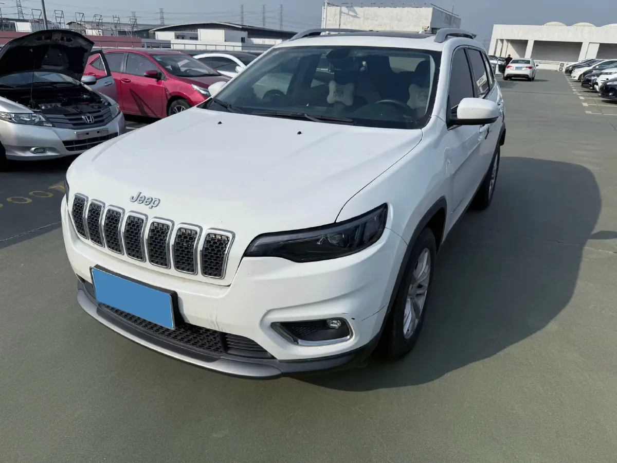 2019 Jeep Cherokee 2.0T 234HP L4 9AT,autocango,china used car exporter,china ev exporter,chinese used car exporter,chinese used ev exporter