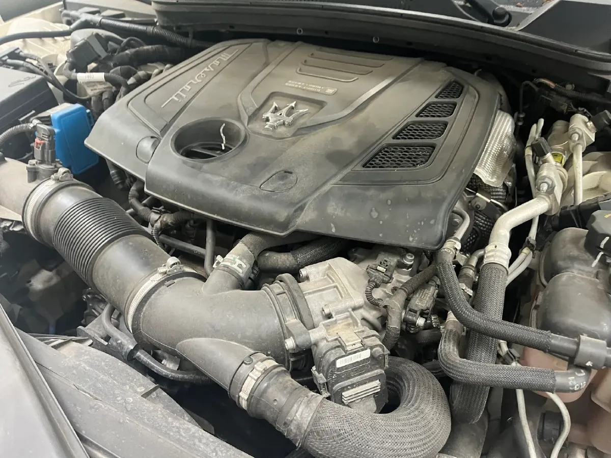 2021 Maserati Ghibli 2.0T 330HP L4 8AT,autocango,china used car exporter,china ev exporter,chinese used car exporter,chinese used ev exporter