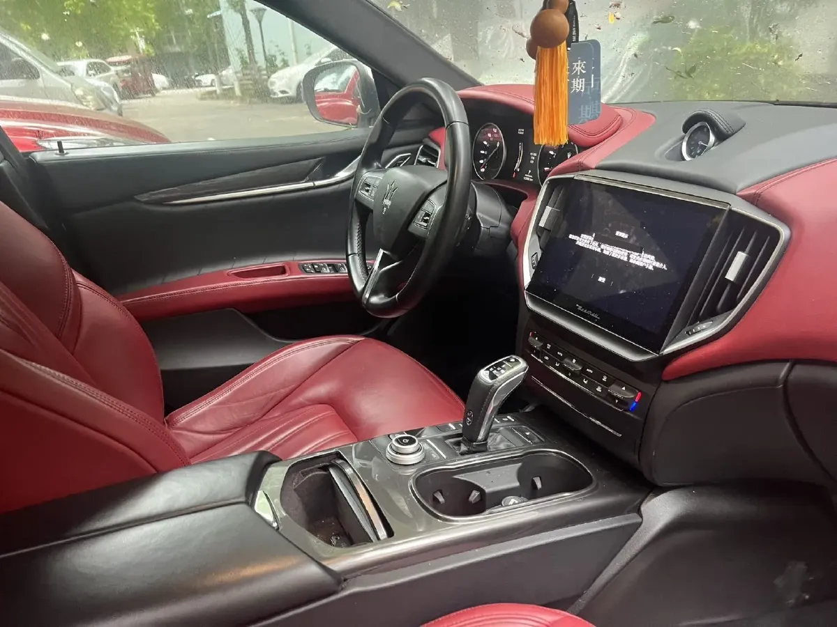 2021 Maserati Ghibli 2.0T 330HP L4 8AT,autocango,china used car exporter,china ev exporter,chinese used car exporter,chinese used ev exporter