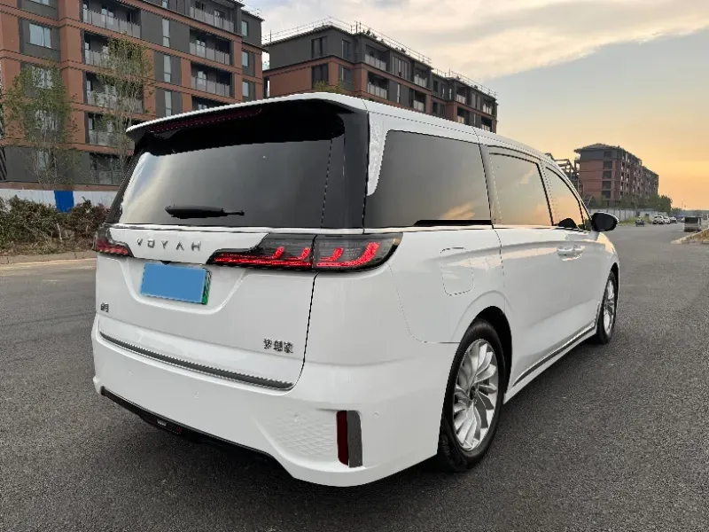 2024 Voyah Dream 1.5T 150HP L4 PHEV 43KWH,autocango,china used car exporter,china ev exporter,chinese used car exporter,chinese used ev exporter
