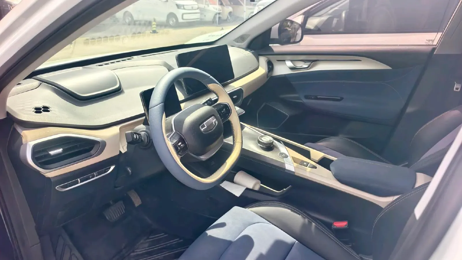 2022 Geely Emgrand L HiP 1.5T 181HP L4 3DHT PHEV 15.5KWH,autocango,china used car exporter,china ev exporter,chinese used car exporter,chinese used ev exporter