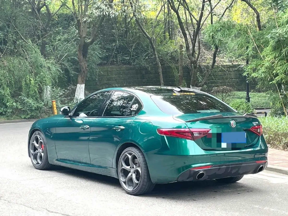 2017 Alfa Romeo Giulia 2.0T 280HP L4 8AT,autocango,china used car exporter,china ev exporter,chinese used car exporter,chinese used ev exporter