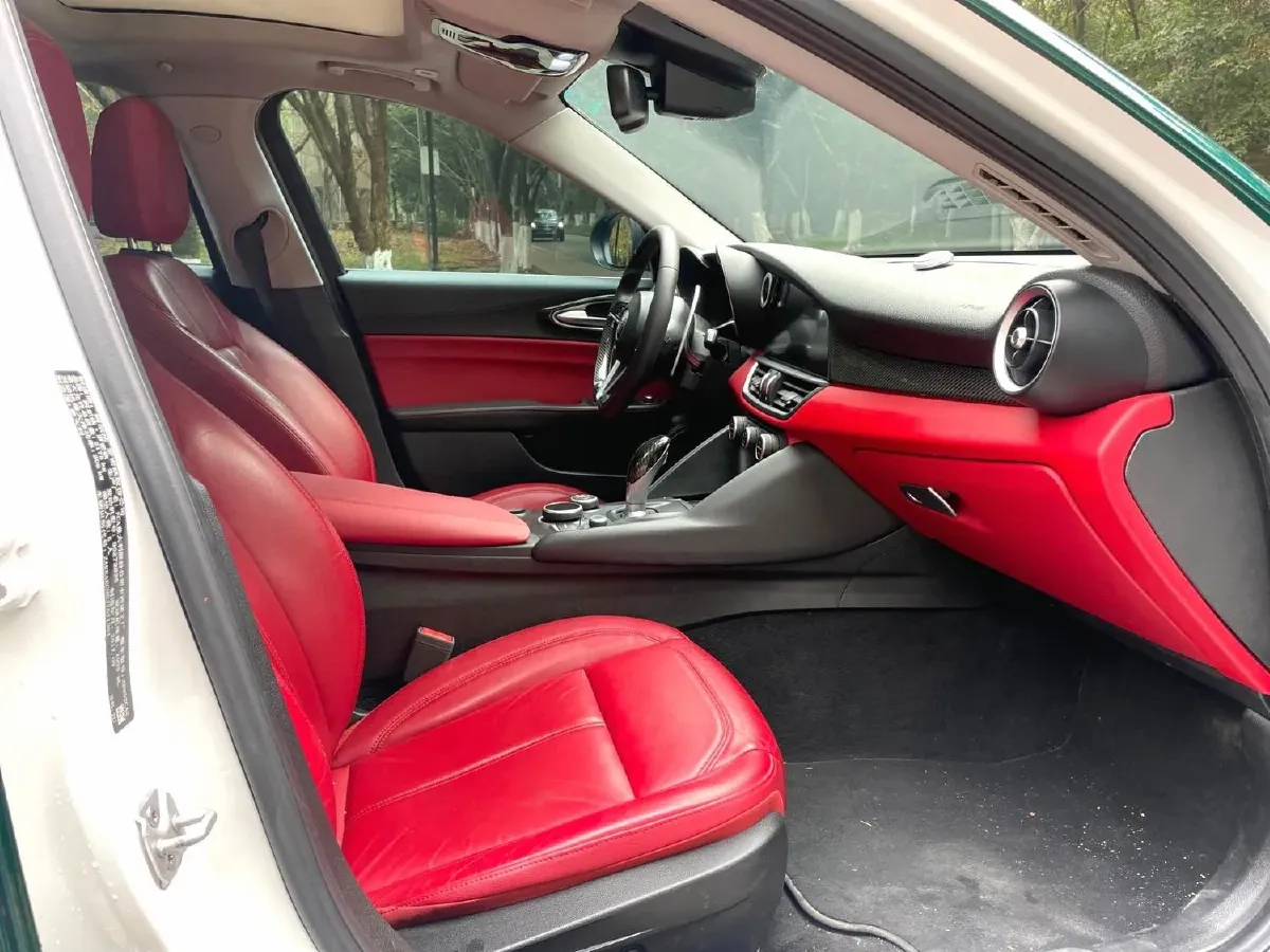 2017 Alfa Romeo Giulia 2.0T 280HP L4 8AT,autocango,china used car exporter,china ev exporter,chinese used car exporter,chinese used ev exporter