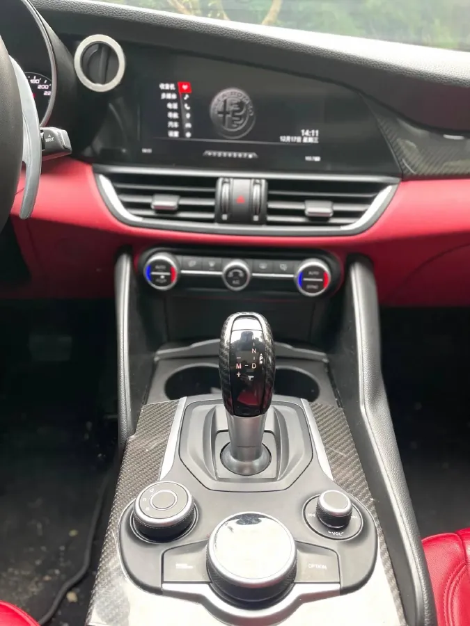 2017 Alfa Romeo Giulia 2.0T 280HP L4 8AT,autocango,china used car exporter,china ev exporter,chinese used car exporter,chinese used ev exporter