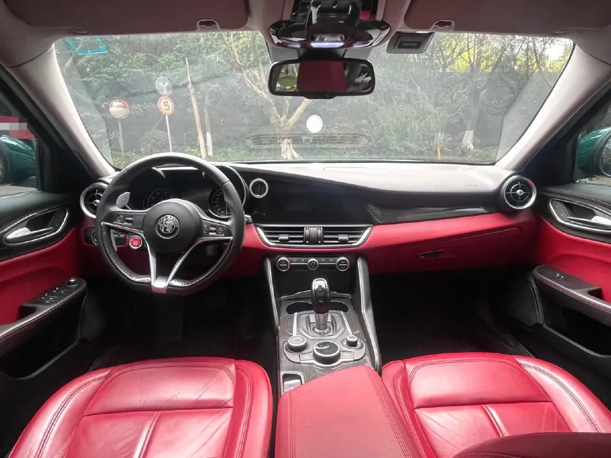 2017 Alfa Romeo Giulia 2.0T 280HP L4 8AT,autocango,china used car exporter,china ev exporter,chinese used car exporter,chinese used ev exporter
