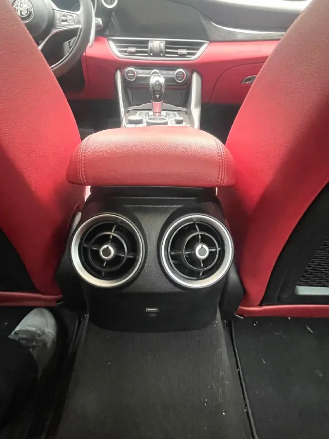 2017 Alfa Romeo Giulia 2.0T 280HP L4 8AT,autocango,china used car exporter,china ev exporter,chinese used car exporter,chinese used ev exporter