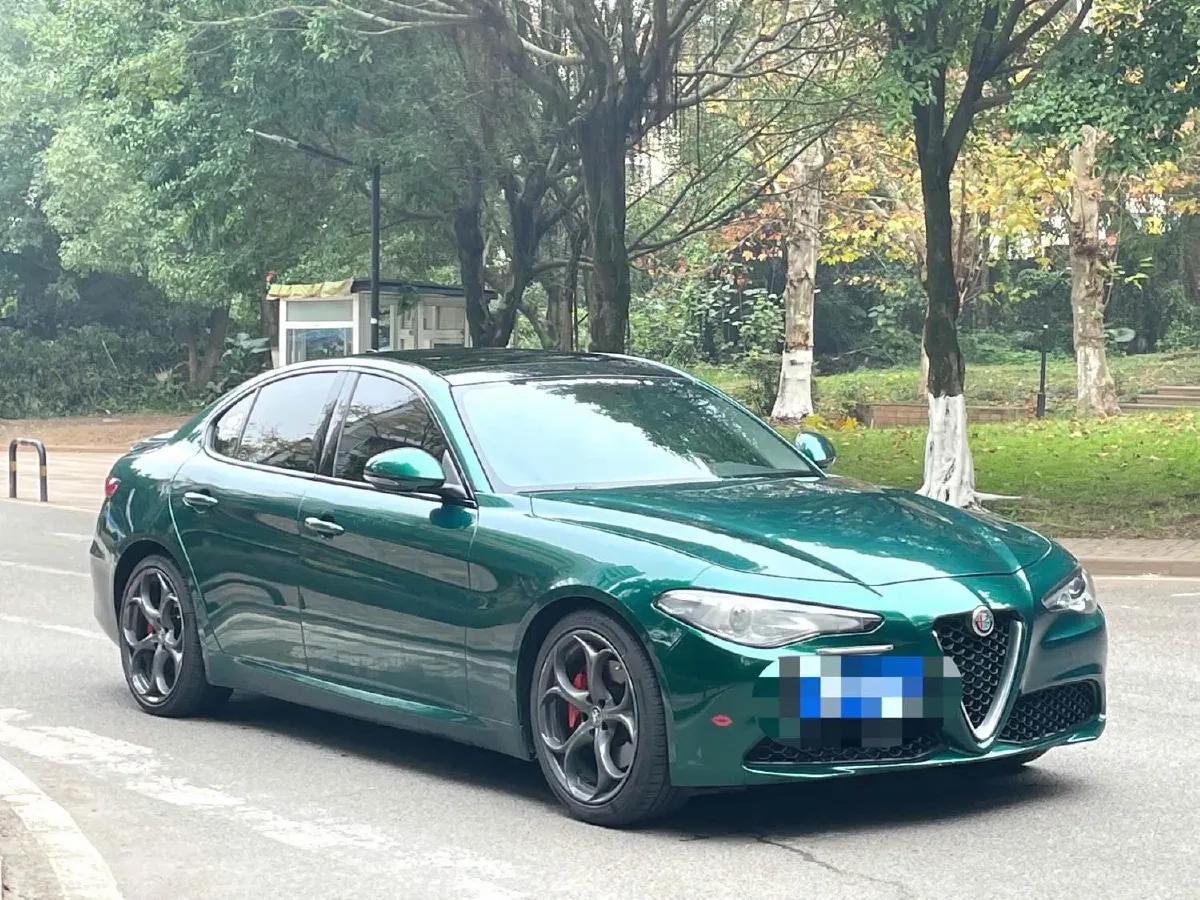2017 Alfa Romeo Giulia 2.0T 280HP L4 8AT,autocango,china used car exporter,china ev exporter,chinese used car exporter,chinese used ev exporter