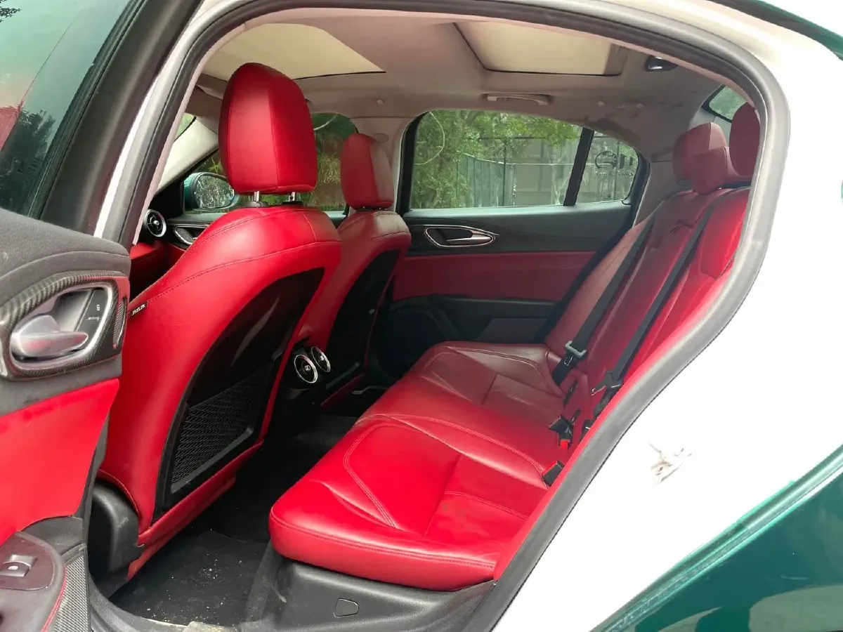 2017 Alfa Romeo Giulia 2.0T 280HP L4 8AT,autocango,china used car exporter,china ev exporter,chinese used car exporter,chinese used ev exporter