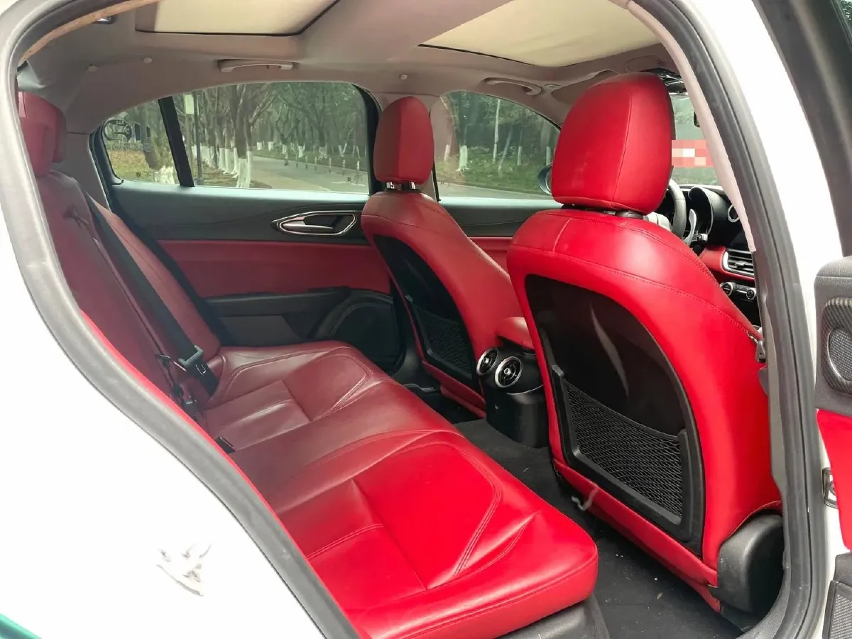 2017 Alfa Romeo Giulia 2.0T 280HP L4 8AT,autocango,china used car exporter,china ev exporter,chinese used car exporter,chinese used ev exporter