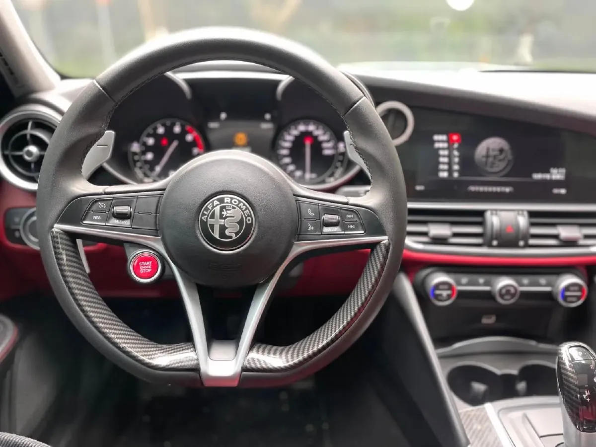 2017 Alfa Romeo Giulia 2.0T 280HP L4 8AT,autocango,china used car exporter,china ev exporter,chinese used car exporter,chinese used ev exporter