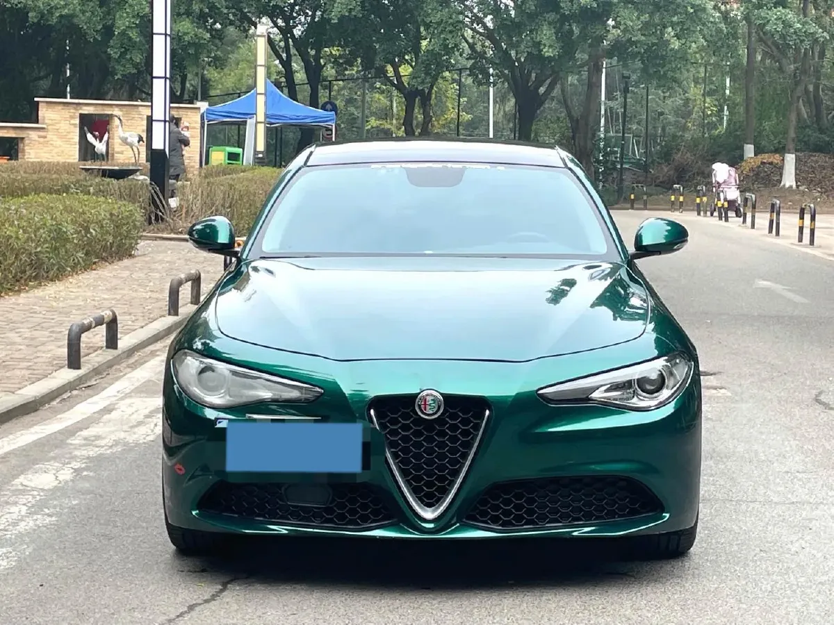 2017 Alfa Romeo Giulia 2.0T 280HP L4 8AT,autocango,china used car exporter,china ev exporter,chinese used car exporter,chinese used ev exporter