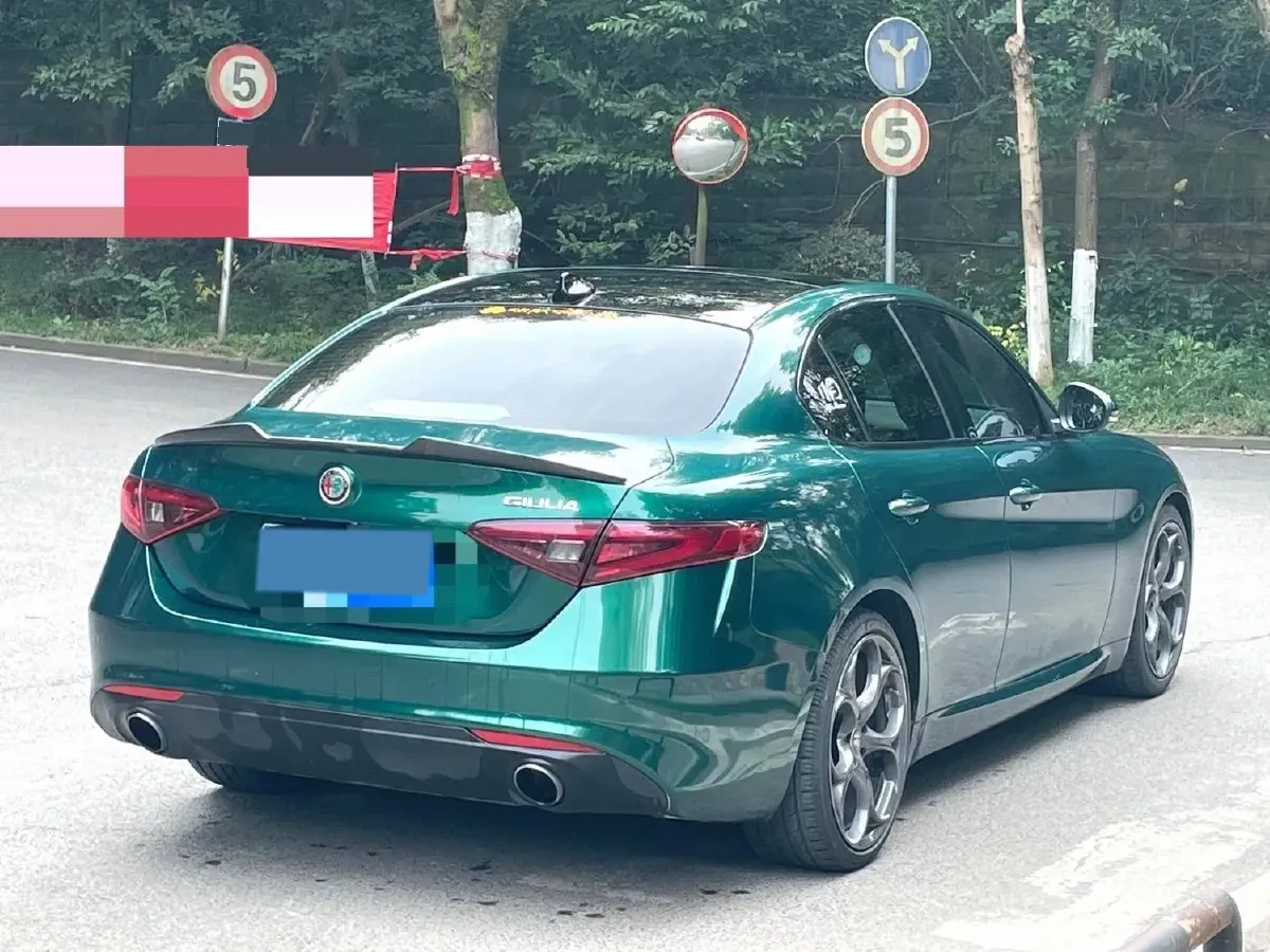 2017 Alfa Romeo Giulia 2.0T 280HP L4 8AT,autocango,china used car exporter,china ev exporter,chinese used car exporter,chinese used ev exporter