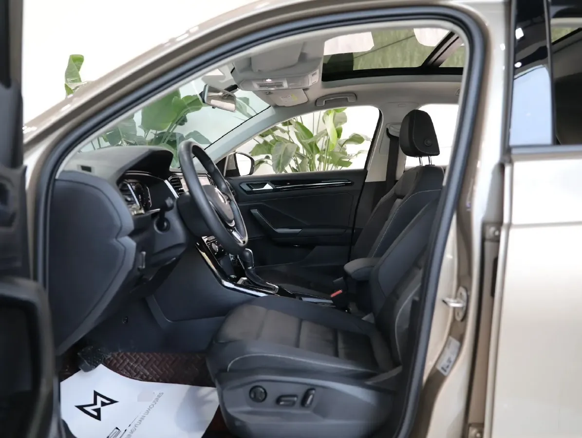 2022 Volkswagen T-Roc 1.4T 150HP L4 7DCT,autocango,china used car exporter,china ev exporter,chinese used car exporter,chinese used ev exporter