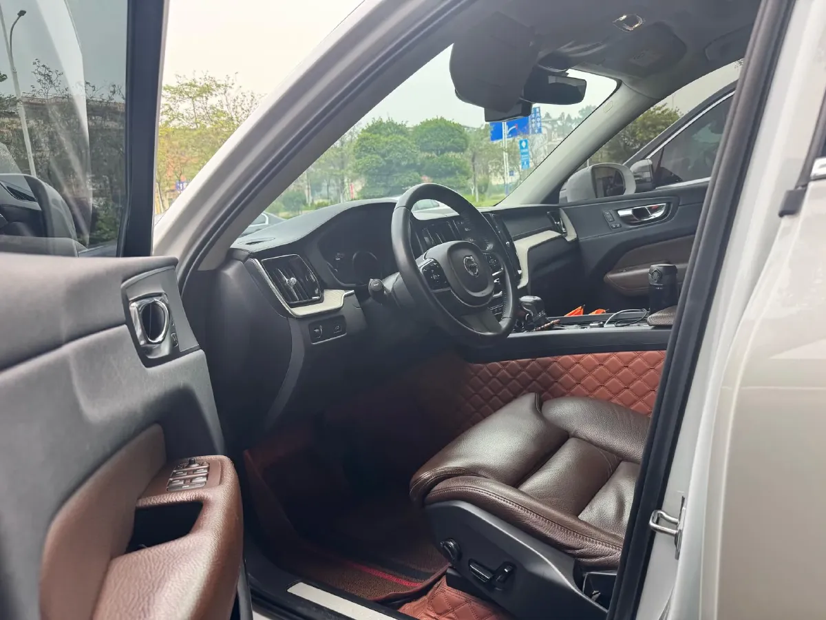 2020 Volvo XC60 2.0T 254HP L4 8AT,autocango,china used car exporter,china ev exporter,chinese used car exporter,chinese used ev exporter