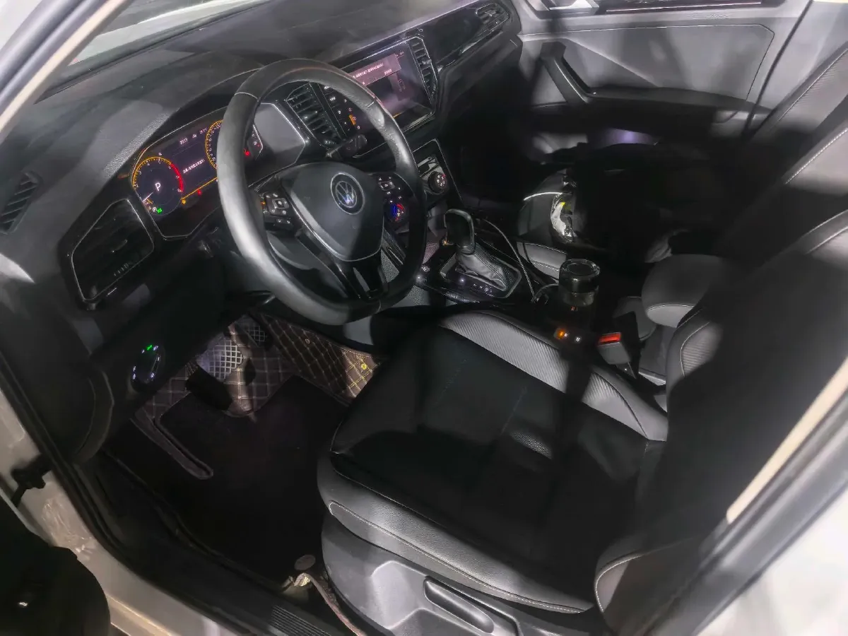 2021 Volkswagen T-Roc 1.4T 150HP L4 7DCT,autocango,china used car exporter,china ev exporter,chinese used car exporter,chinese used ev exporter