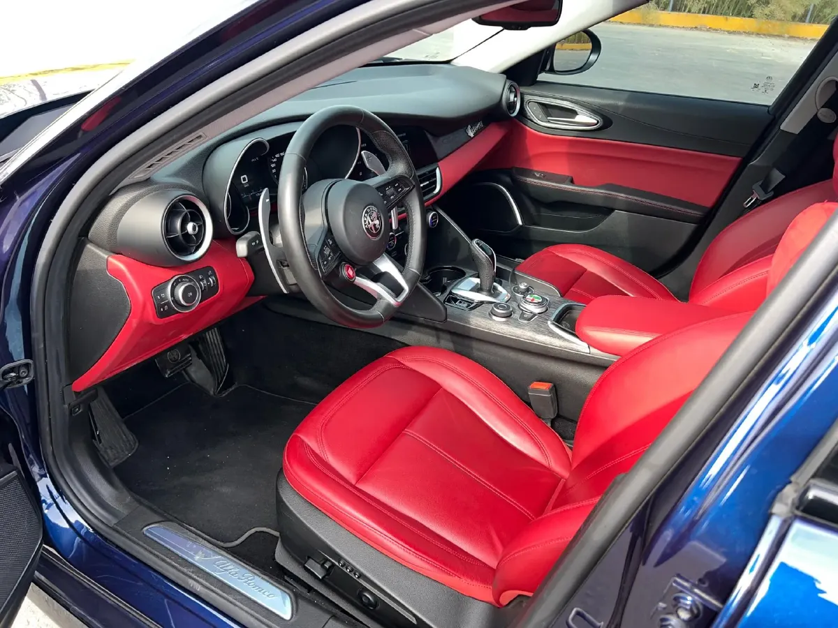 2020 Alfa Romeo Giulia 2.0T 280HP L4 8AT,autocango,china used car exporter,china ev exporter,chinese used car exporter,chinese used ev exporter