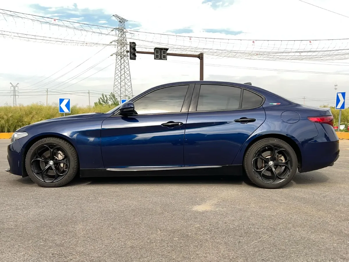 2020 Alfa Romeo Giulia 2.0T 280HP L4 8AT,autocango,china used car exporter,china ev exporter,chinese used car exporter,chinese used ev exporter