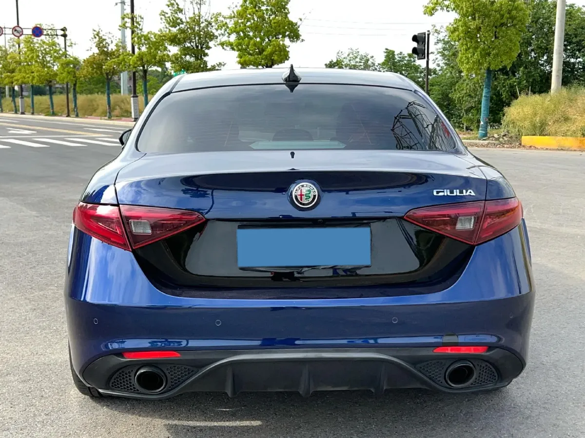 2020 Alfa Romeo Giulia 2.0T 280HP L4 8AT,autocango,china used car exporter,china ev exporter,chinese used car exporter,chinese used ev exporter
