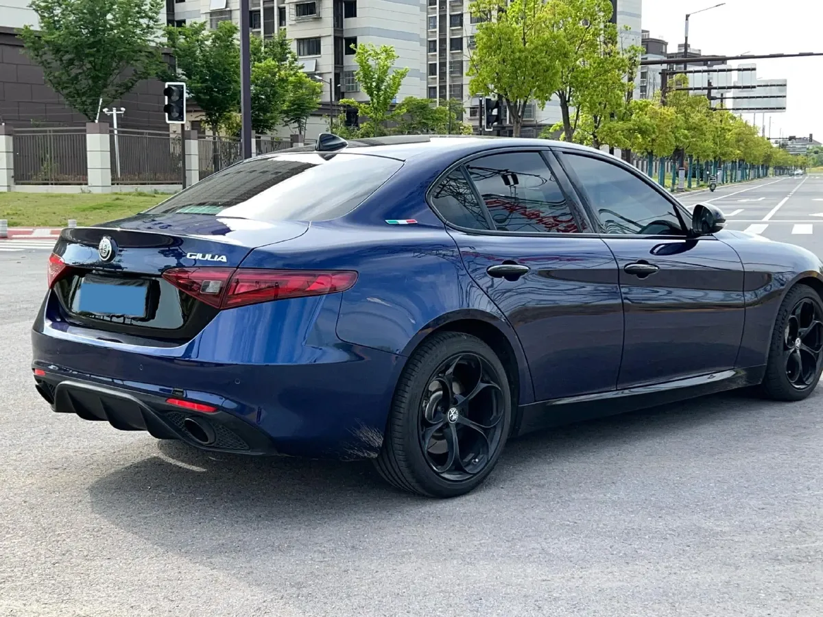 2020 Alfa Romeo Giulia 2.0T 280HP L4 8AT,autocango,china used car exporter,china ev exporter,chinese used car exporter,chinese used ev exporter
