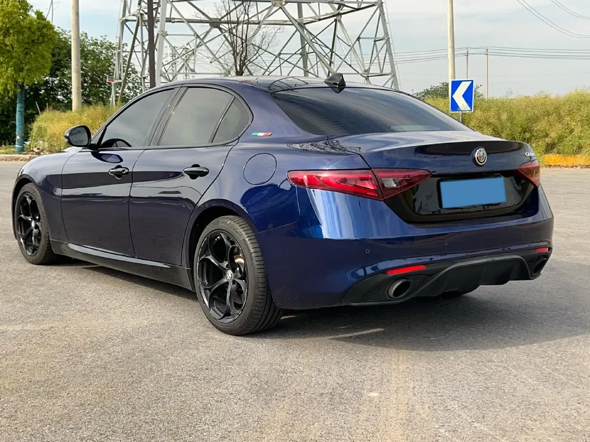 2020 Alfa Romeo Giulia 2.0T 280HP L4 8AT,autocango,china used car exporter,china ev exporter,chinese used car exporter,chinese used ev exporter