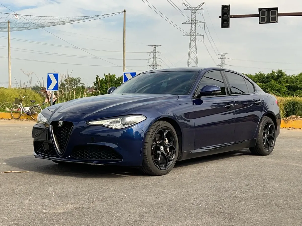 2020 Alfa Romeo Giulia 2.0T 280HP L4 8AT,autocango,china used car exporter,china ev exporter,chinese used car exporter,chinese used ev exporter