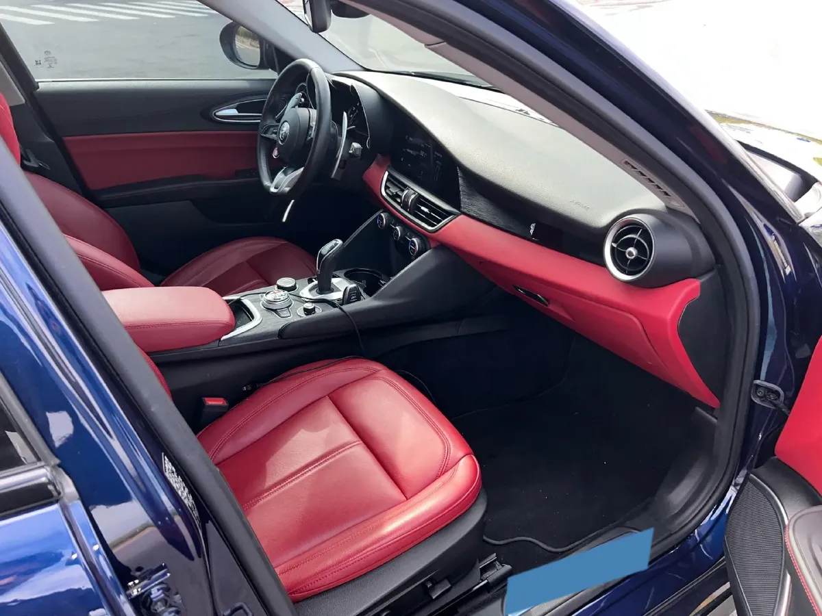 2020 Alfa Romeo Giulia 2.0T 280HP L4 8AT,autocango,china used car exporter,china ev exporter,chinese used car exporter,chinese used ev exporter