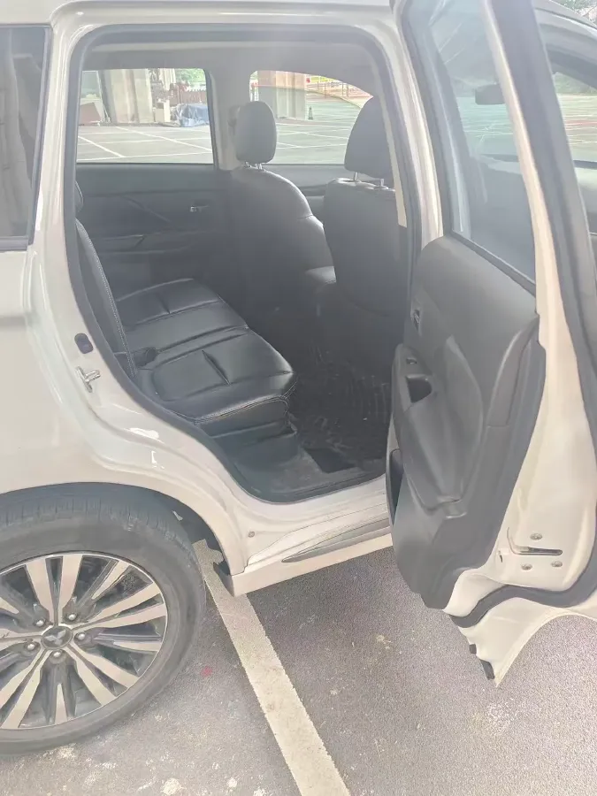 2021 Mitsubishi Outlander 2.0L 166HP L4 CVT,autocango,china used car exporter,china ev exporter,chinese used car exporter,chinese used ev exporter