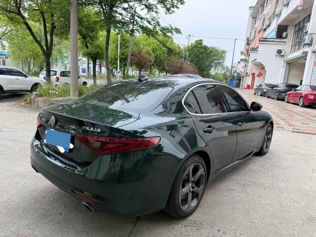 2021 Alfa Romeo Giulia 2.0T 280HP L4 8AT,autocango,china used car exporter,china ev exporter,chinese used car exporter,chinese used ev exporter