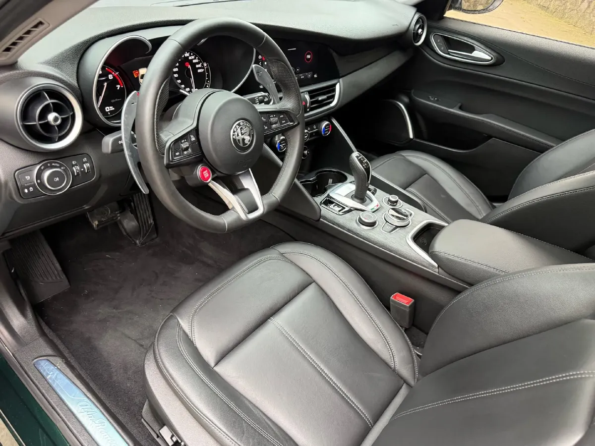 2021 Alfa Romeo Giulia 2.0T 280HP L4 8AT,autocango,china used car exporter,china ev exporter,chinese used car exporter,chinese used ev exporter