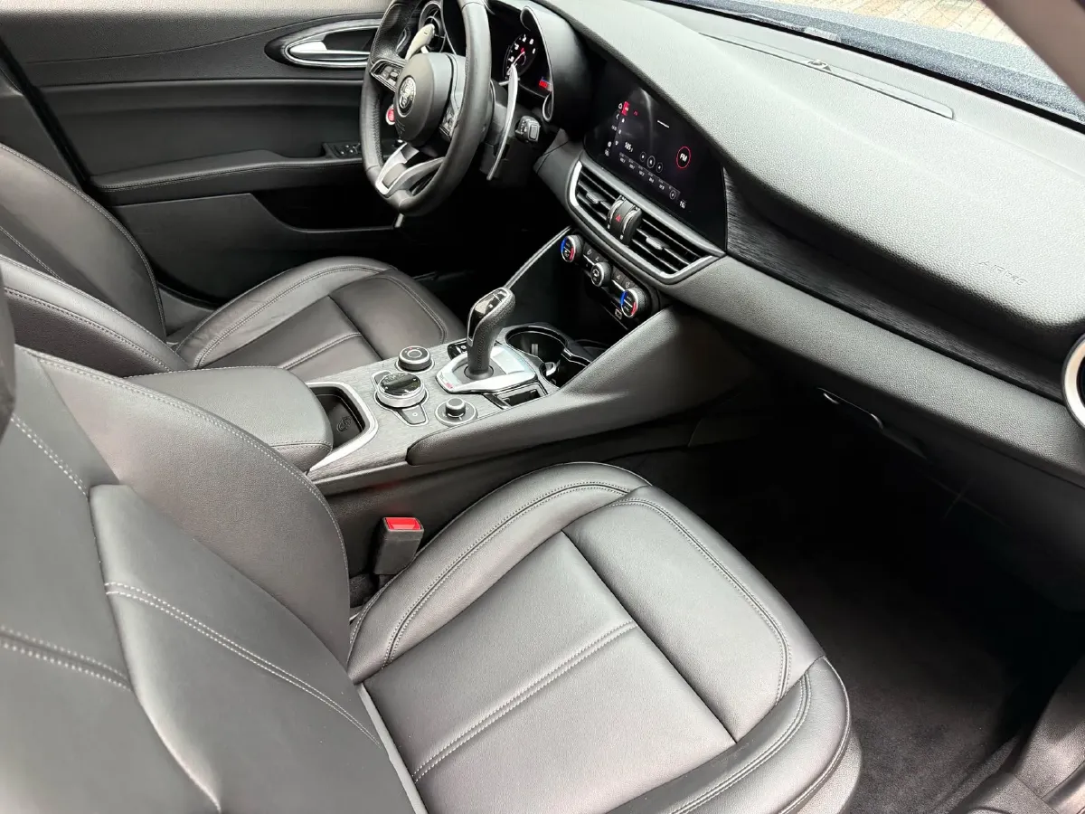 2021 Alfa Romeo Giulia 2.0T 280HP L4 8AT,autocango,china used car exporter,china ev exporter,chinese used car exporter,chinese used ev exporter