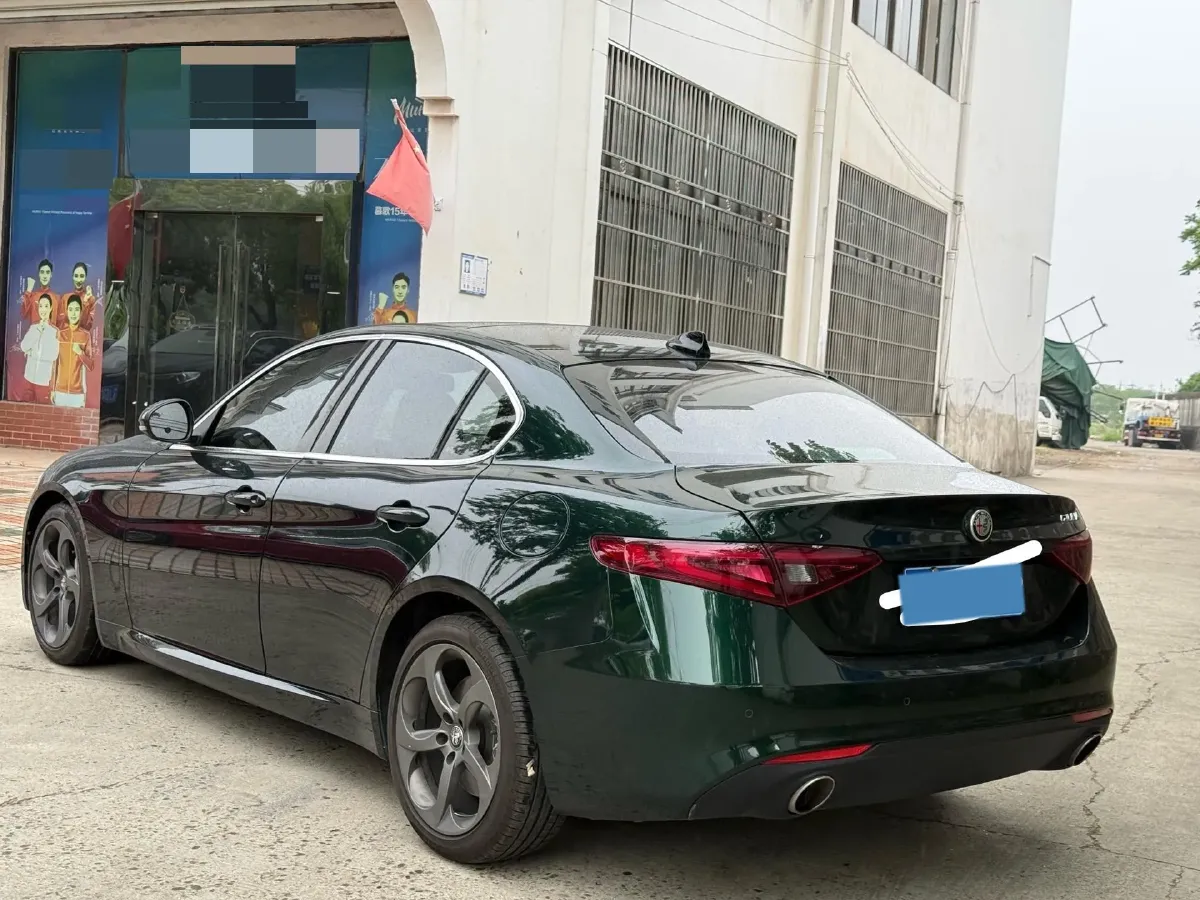2021 Alfa Romeo Giulia 2.0T 280HP L4 8AT,autocango,china used car exporter,china ev exporter,chinese used car exporter,chinese used ev exporter