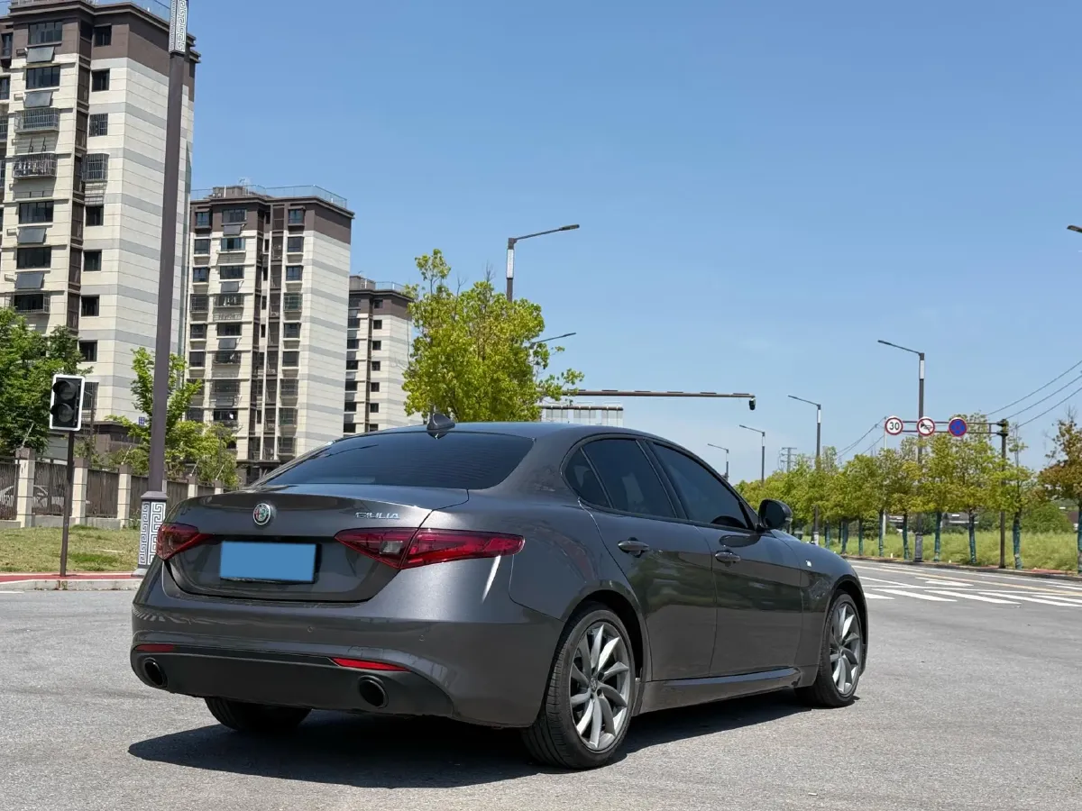 2022 Alfa Romeo Giulia 2.0T 280HP L4 8AT,autocango,china used car exporter,china ev exporter,chinese used car exporter,chinese used ev exporter