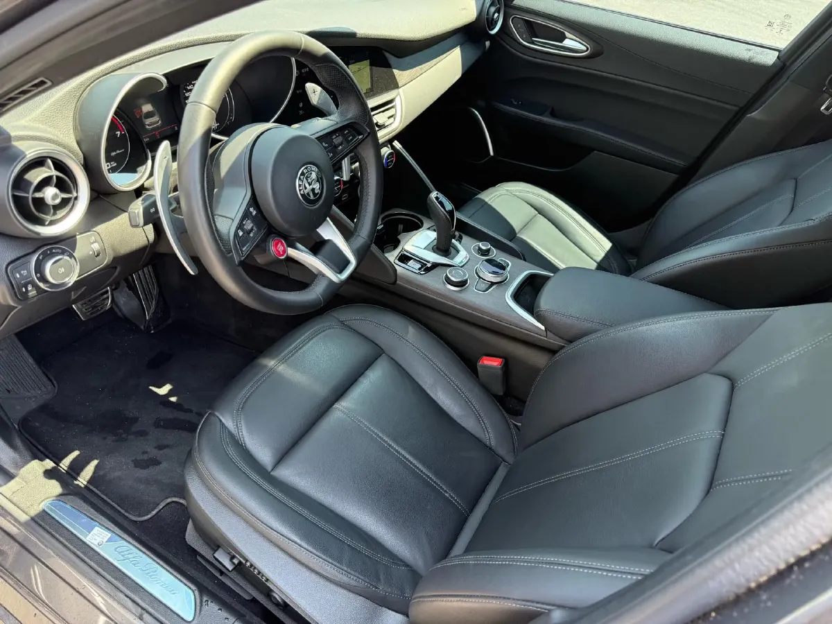 2022 Alfa Romeo Giulia 2.0T 280HP L4 8AT,autocango,china used car exporter,china ev exporter,chinese used car exporter,chinese used ev exporter