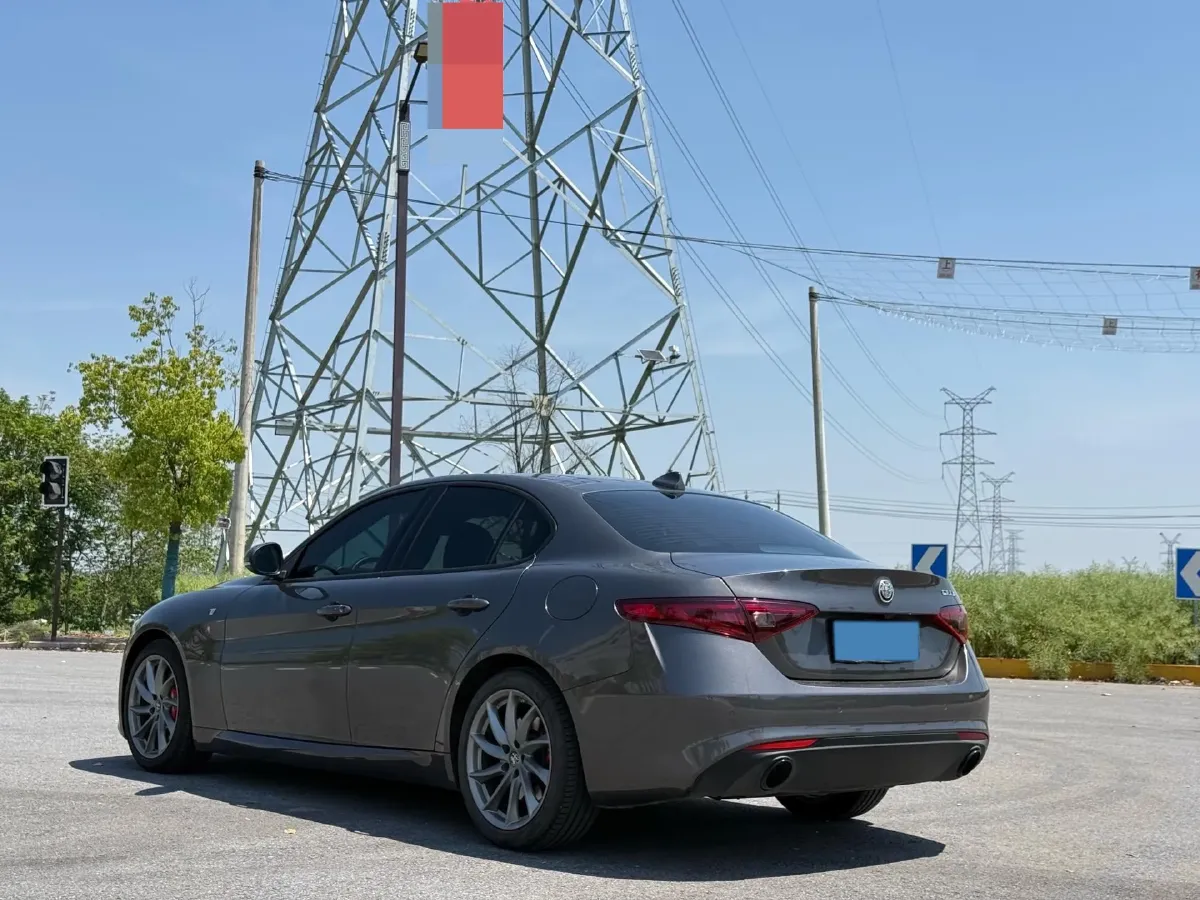 2022 Alfa Romeo Giulia 2.0T 280HP L4 8AT,autocango,china used car exporter,china ev exporter,chinese used car exporter,chinese used ev exporter