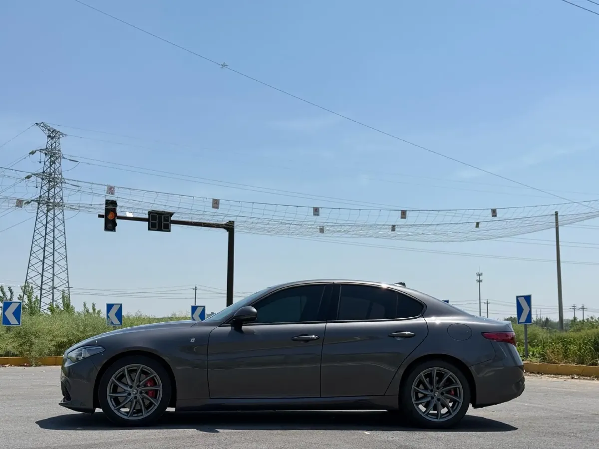 2022 Alfa Romeo Giulia 2.0T 280HP L4 8AT,autocango,china used car exporter,china ev exporter,chinese used car exporter,chinese used ev exporter