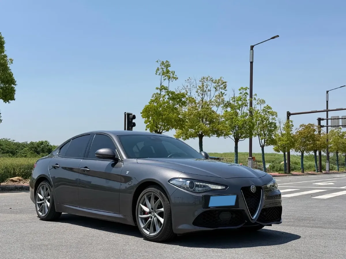 2022 Alfa Romeo Giulia 2.0T 280HP L4 8AT,autocango,china used car exporter,china ev exporter,chinese used car exporter,chinese used ev exporter