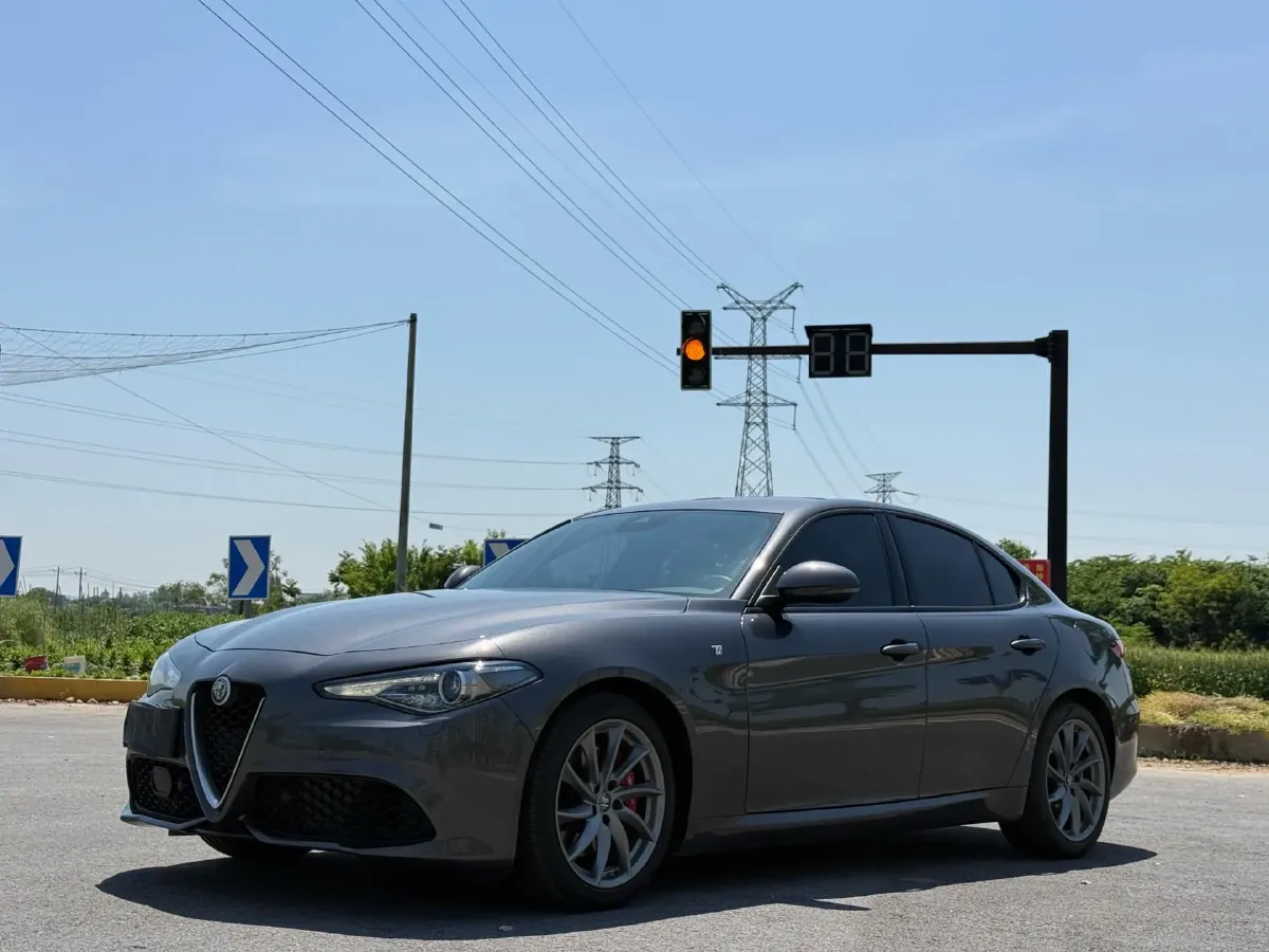 2022 Alfa Romeo Giulia 2.0T 280HP L4 8AT,autocango,china used car exporter,china ev exporter,chinese used car exporter,chinese used ev exporter